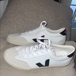 Veja Men's White and Black Sneakers